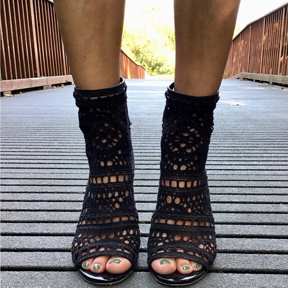 💃🏽 Open Toed Black Booties 💃🏽 - Picture 8 of 11